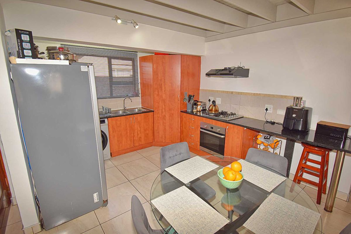 Home in a secure estate! - Photo 5