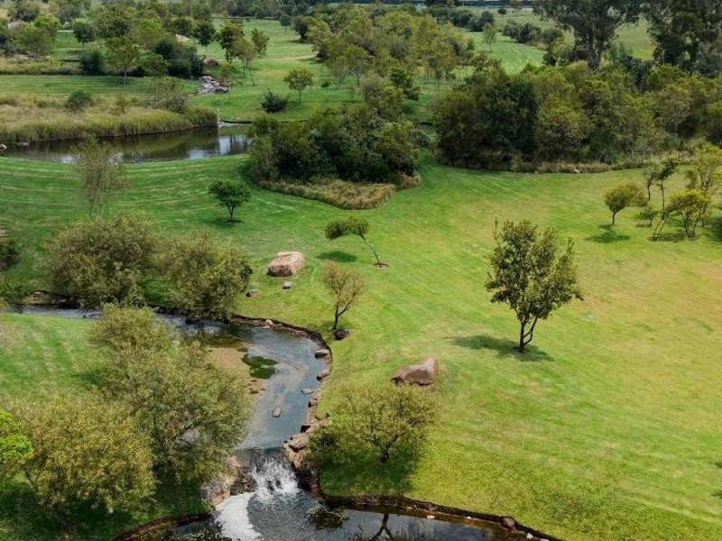 Elevated Luxury: Golf Course Stand with Panoramic Views of the Steyn City - Photo 7