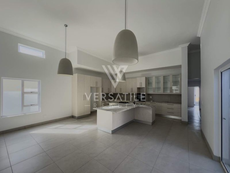 Stunning newly built home, walking distance from the sea and shopping mall. - Photo 10