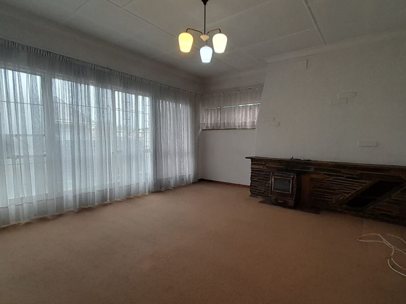 Spacious Family Home with investment potential - Photo 5