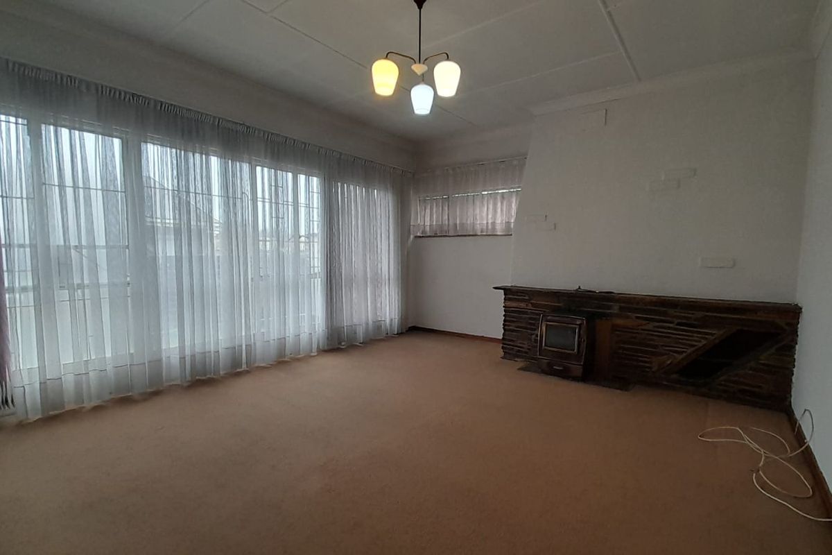 Spacious Family Home with investment potential - Photo 5