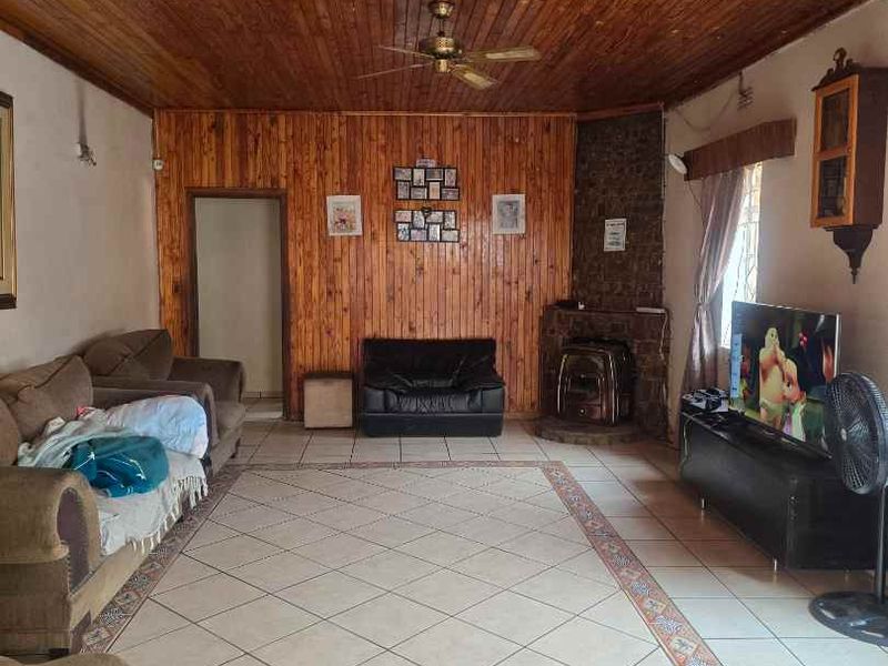 Family home in South Hills - Photo 4