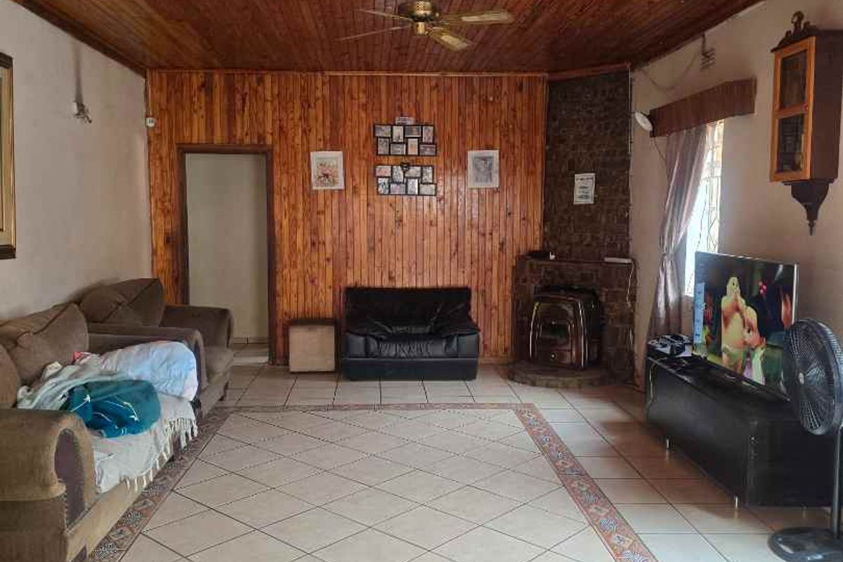 Family home in South Hills - Photo 4