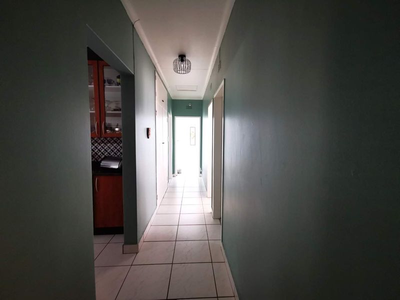 Exceptional Family Estate with Cottage, Flatlet & Entertainment Facilities - Photo 8