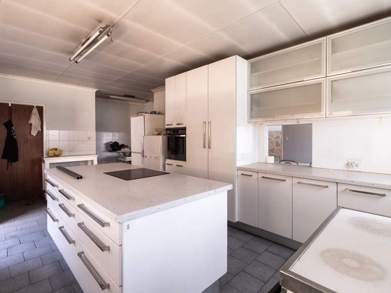 Fix Me Up 5 Bedroom House Including Furniture For Sale - Photo 7