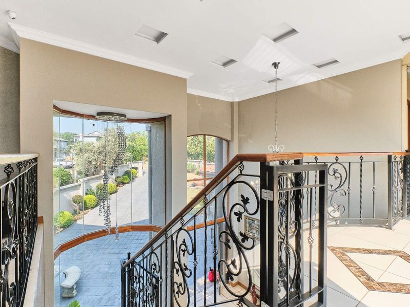 "Entertainer's Dream: Luxury Home in St. Andrews Estate" - Photo 8