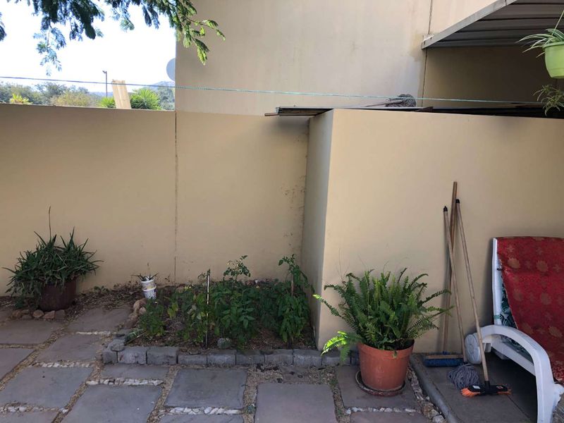 Quiet, well-built unit in dead-end street - Photo 4