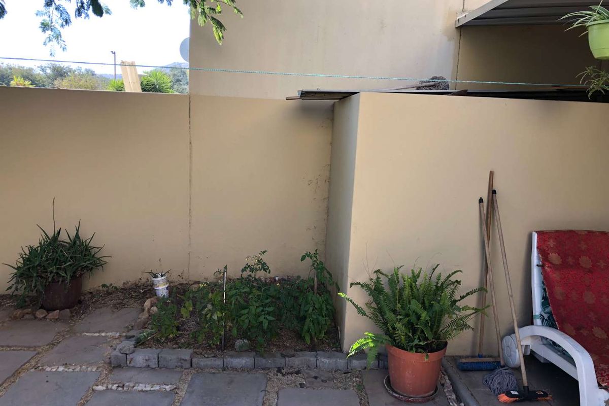 Quiet, well-built unit in dead-end street - Photo 4