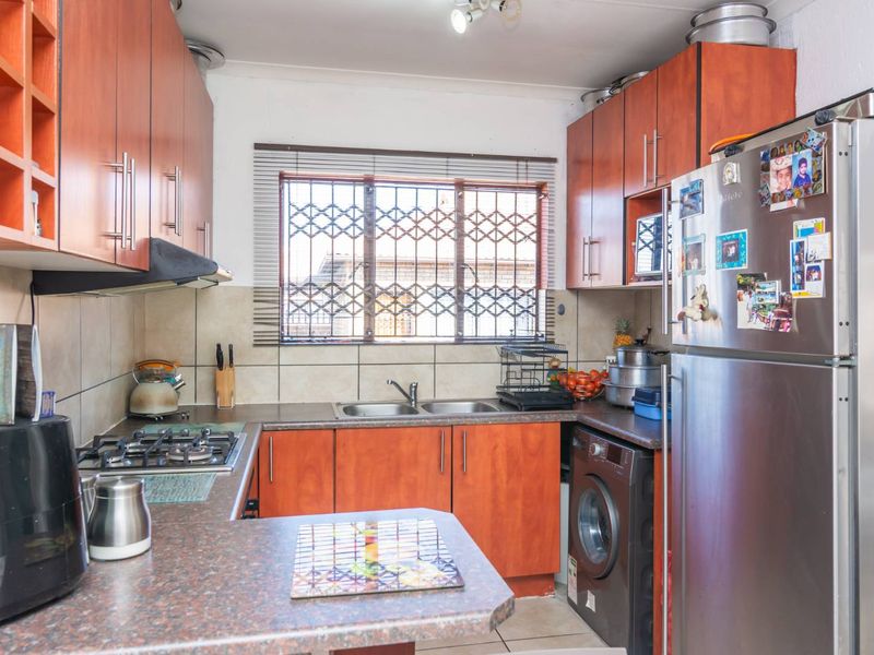 Don't miss this opportunity to own this well kept Townhouse - Photo 3