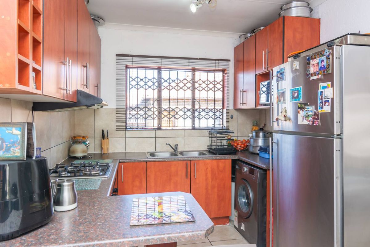 Don't miss this opportunity to own this well kept Townhouse - Photo 3