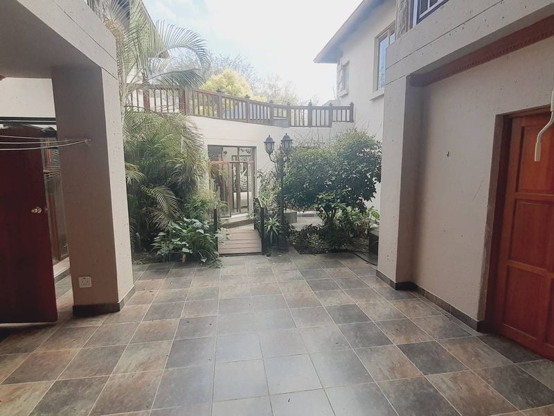 "Exclusive Birdwood Home with Gourmet Kitchen and Entertaining Spaces!" - Photo 3