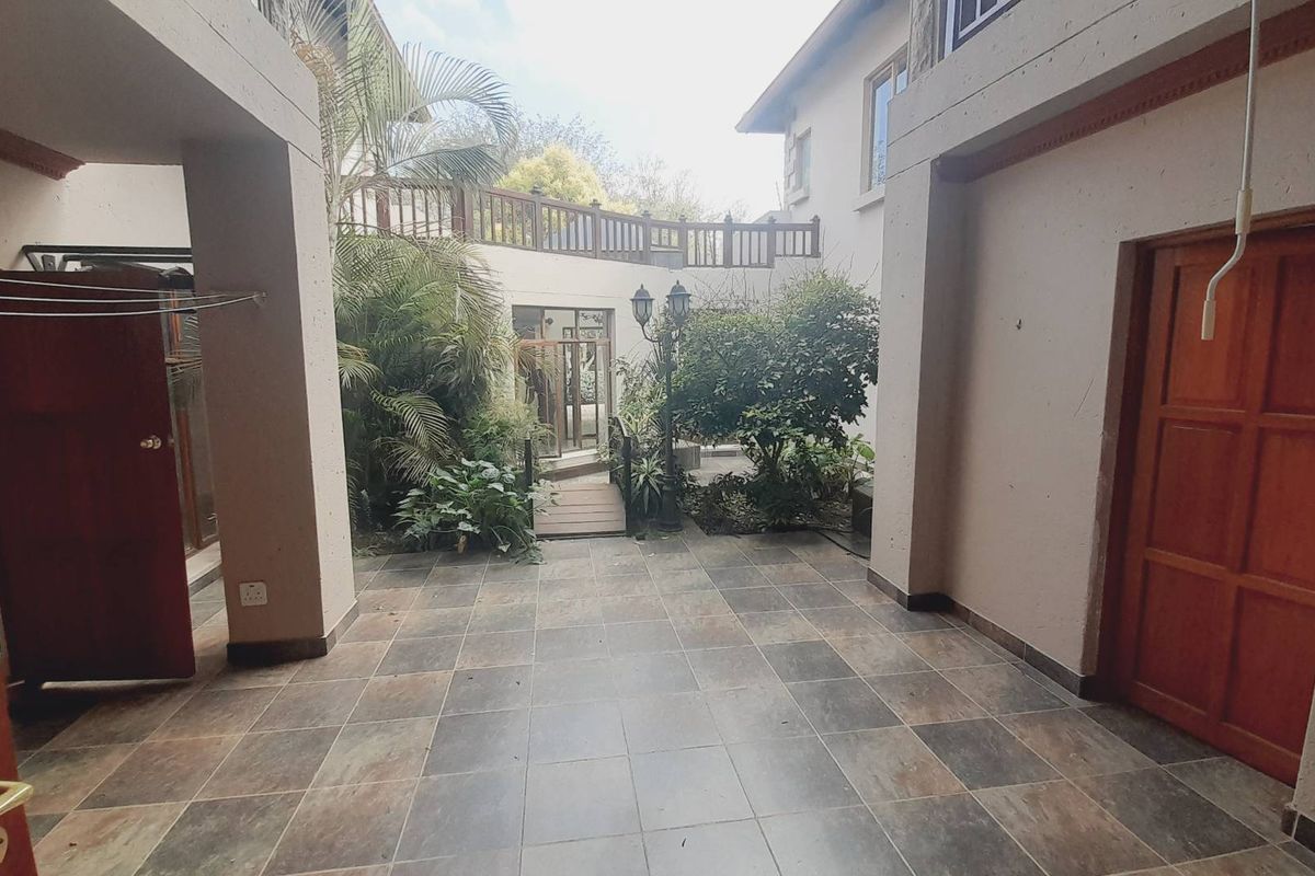 "Exclusive Birdwood Home with Gourmet Kitchen and Entertaining Spaces!" - Photo 3