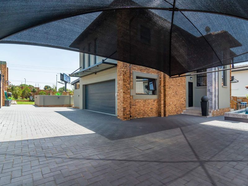 Elegant Family home in the sort after Silverleaf Estate - Photo 3