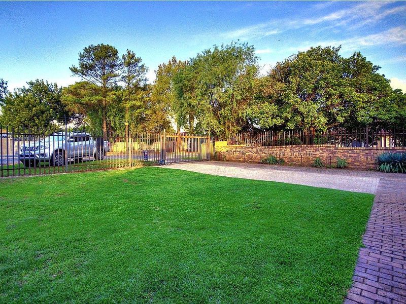 Giant family home with 2 bed- 2 bath cottage! - Photo 3