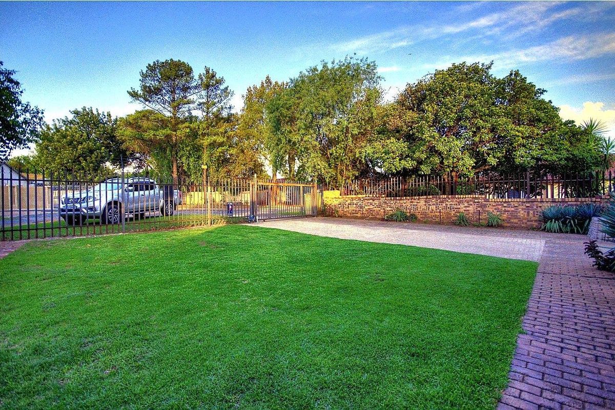 Giant family home with 2 bed- 2 bath cottage! - Photo 3