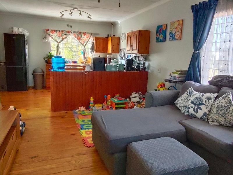 FAMILY HOME WITH A 2 BEDROOM FLATLET IN BRACKENDOWNS - Photo 2