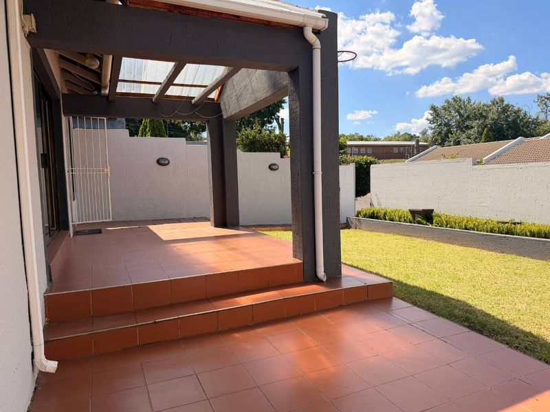 Comfort, Space & Convenience – Immaculate 2-Bedroom Townhouse with 3 Parking Bays in Sandton - Photo 2