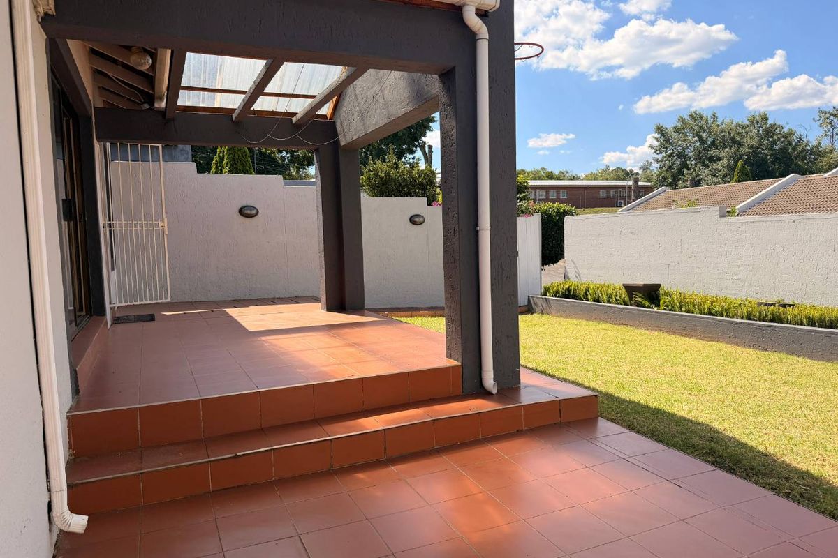 Comfort, Space & Convenience – Immaculate 2-Bedroom Townhouse with 3 Parking Bays in Sandton - Photo 2