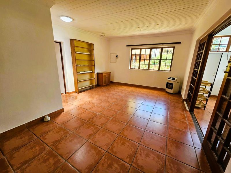 Spacious Garden Cottage with Exceptional Living Space (Please note: this unit is strictly for one person only.) - Photo 9