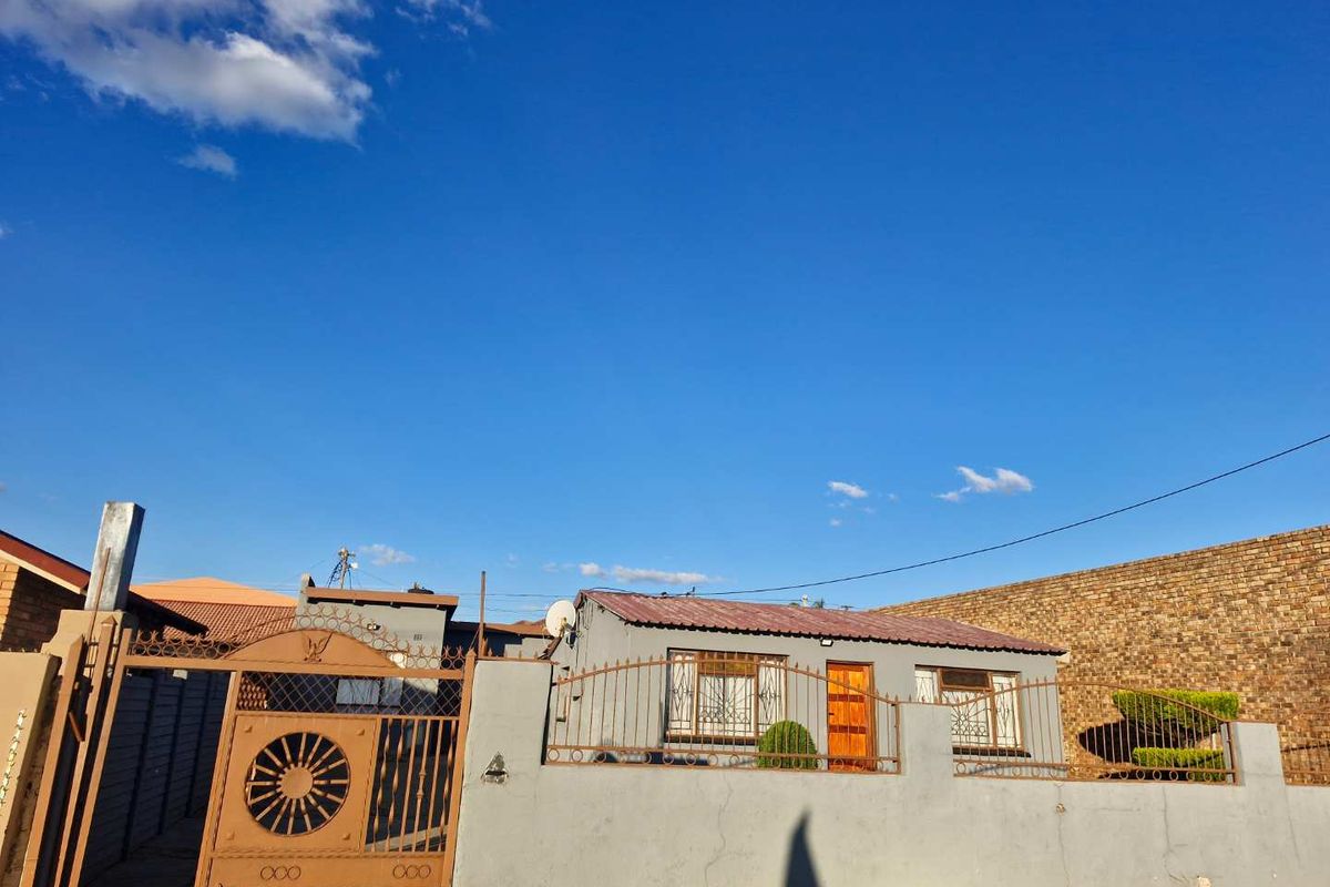 2 Bedroom house for sale in Mamelodi West. - Photo 2