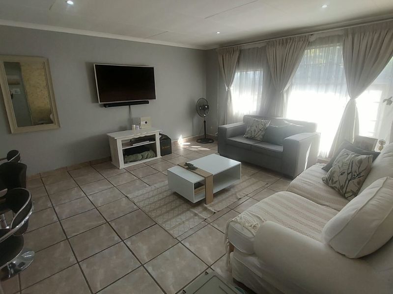 Spacious Open-Plan Living in Verwoerdpark – Ideal Starter Home - Photo 5