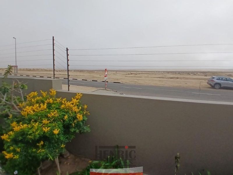 3 Bedrooms, 3 bathrooms, 2 Garages - Oceanview - Photo 5