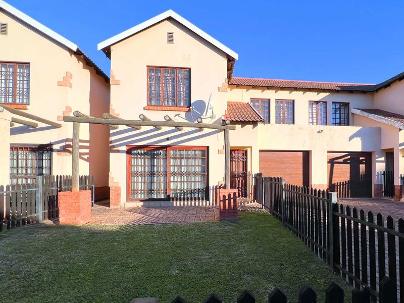 Three bedroom home in secure estate - Photo 2