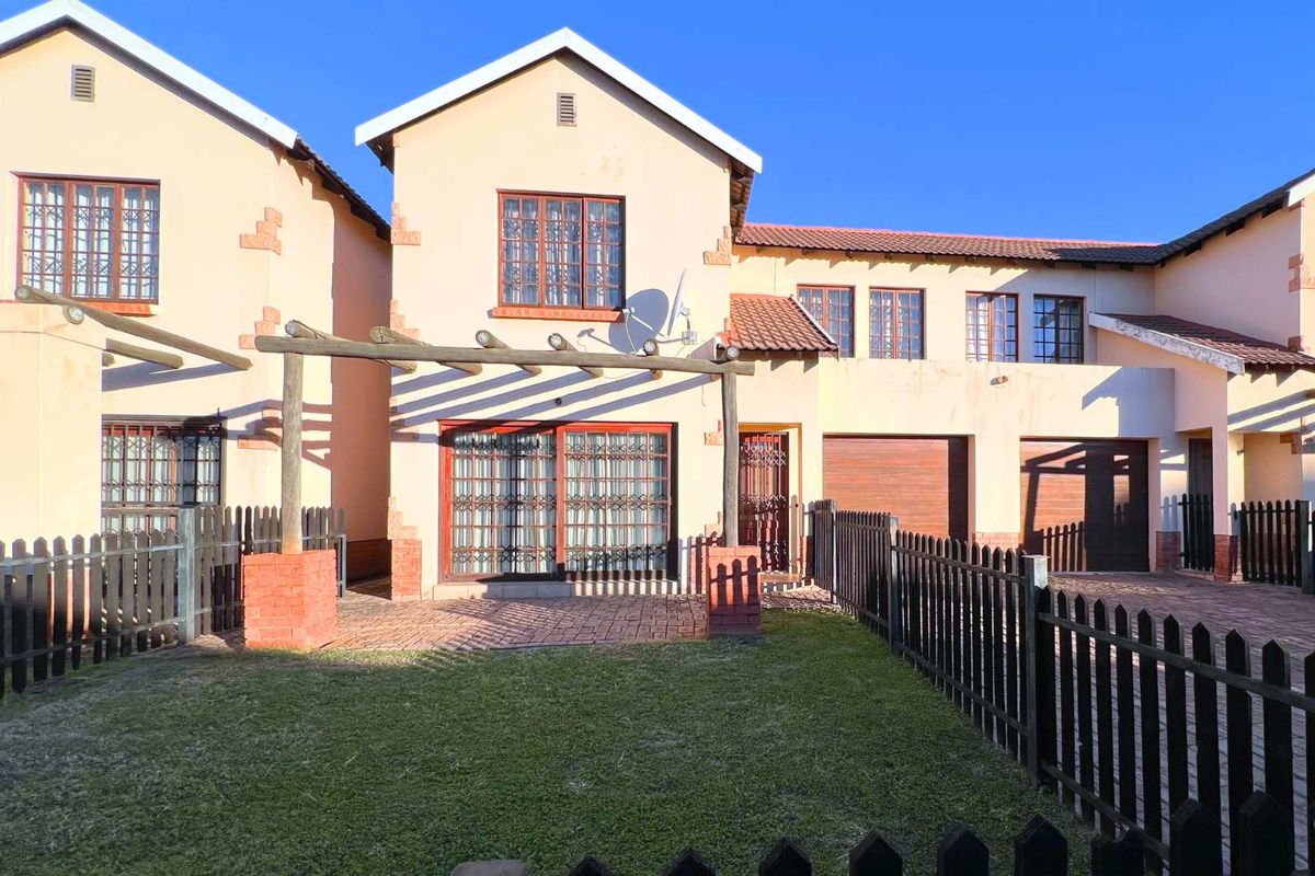 Three bedroom home in secure estate - Photo 2
