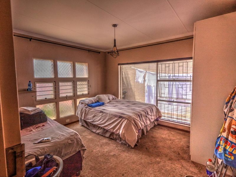 Luxury Family Living in Secure Glen Marais Estate - Photo 6