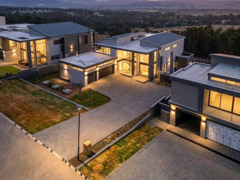 5 Bedroom Home - Defined by Distinction, Where Luxury Finds Perspective - Photo 3