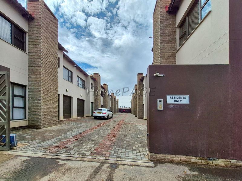 Central, Walvis Bay:  Various 3 Bedroom Units for sale in Union Court - Photo 3