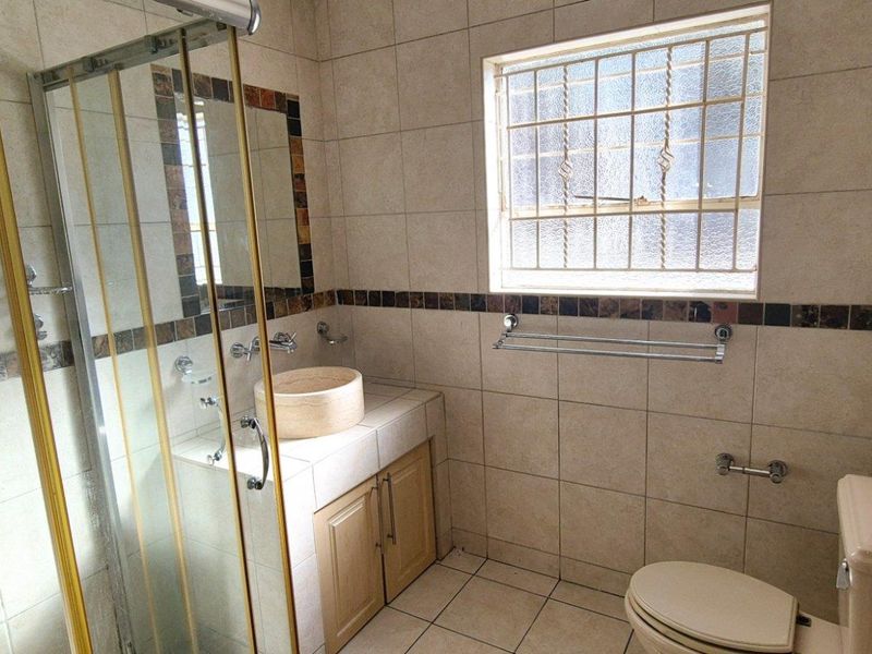 Newly renovated 3 Bedroom - Photo 9