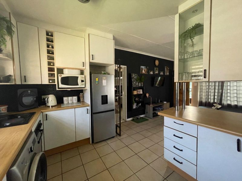 1 Bedroom Freestanding House - Including water, sewerage & refuse - Photo 2