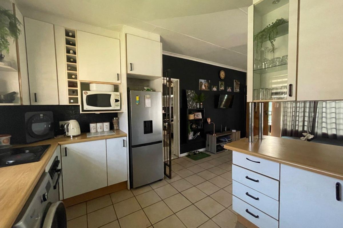 1 Bedroom Freestanding House - Including water, sewerage & refuse - Photo 2