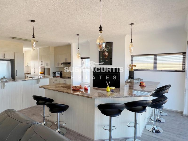 Live by the Sea: Modern Penthouse with Ample Living Space - Photo 10