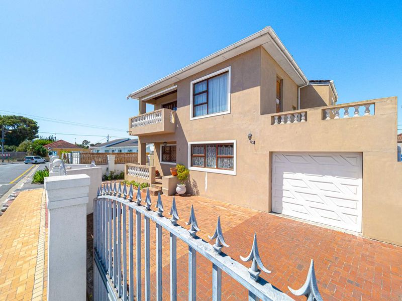 With Table Mountain in sight 5 bedroom,3.5  bathroom plus separate flat & Garage. - Photo 2