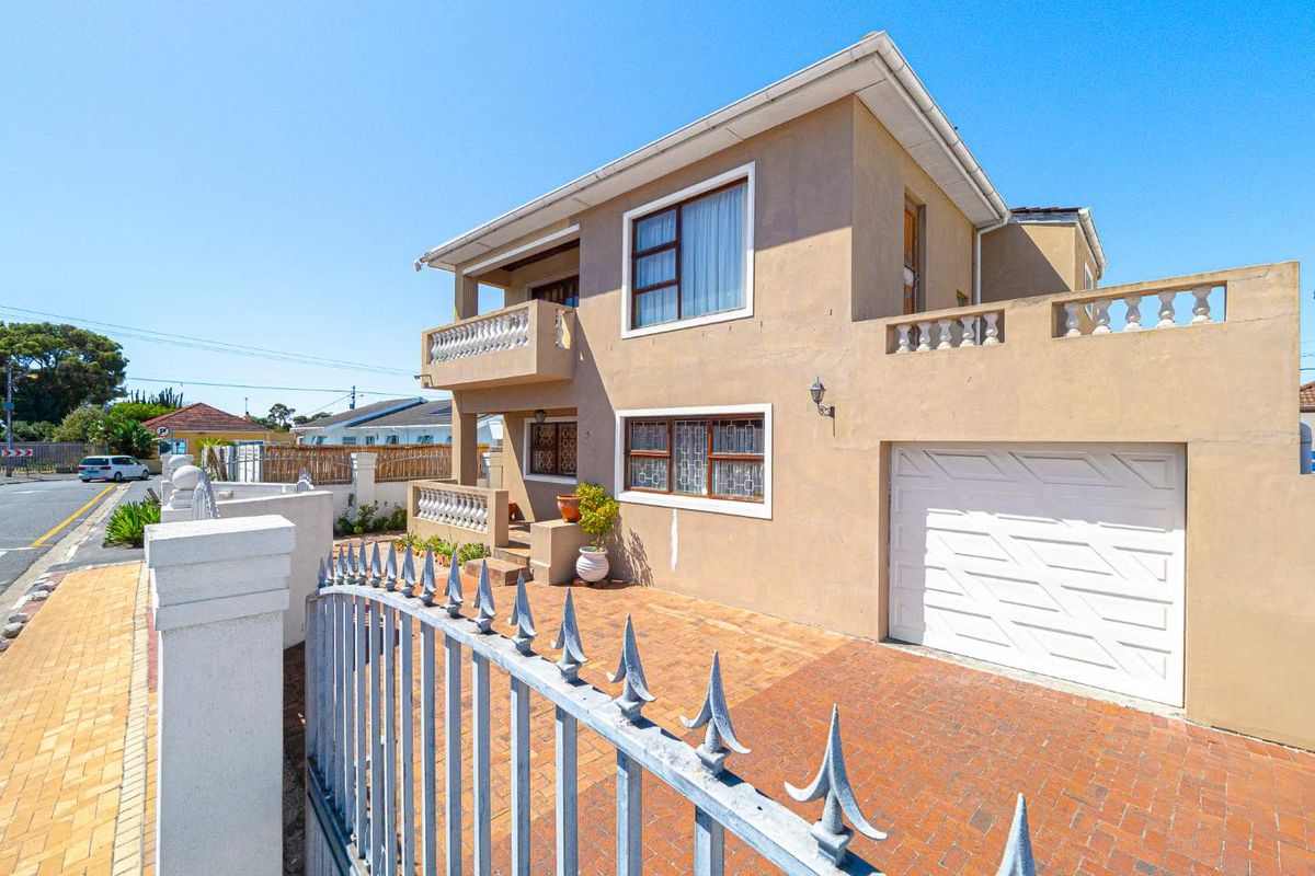 With Table Mountain in sight 5 bedroom,3.5  bathroom plus separate flat & Garage. - Photo 2