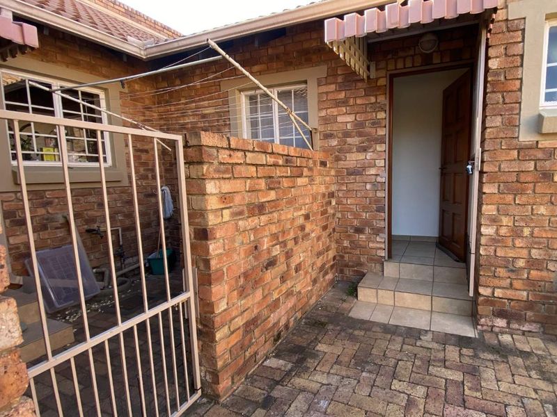 Ideal Starter Home: 2-Bedroom Townhouse in Rooihuiskraal - Photo 2
