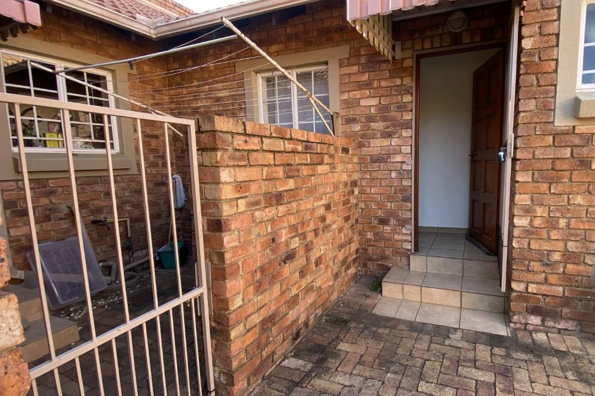 Ideal Starter Home: 2-Bedroom Townhouse in Rooihuiskraal - Photo 2
