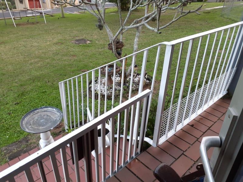 Furnished 2 bedroom 2 bathroom Pet friendly unit in a sought after village - Photo 5