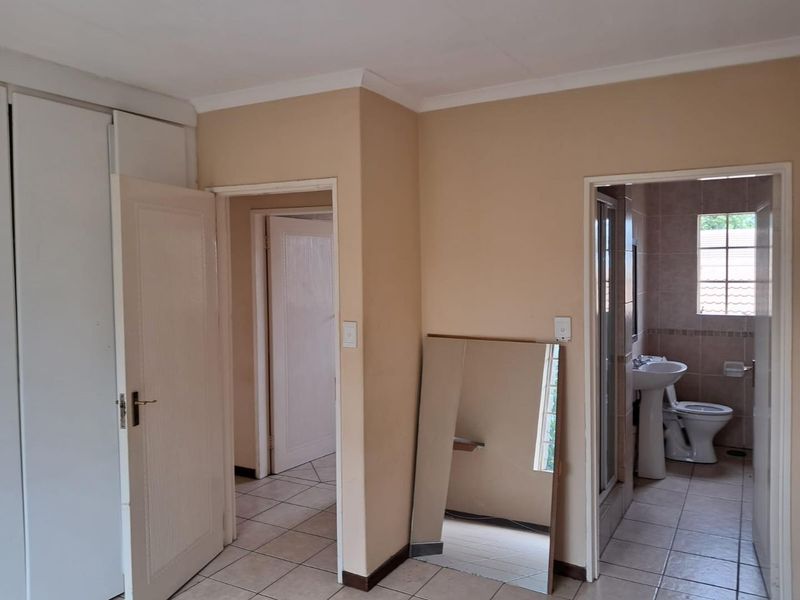 3 Bedroom Apartment for Sale - Photo 9