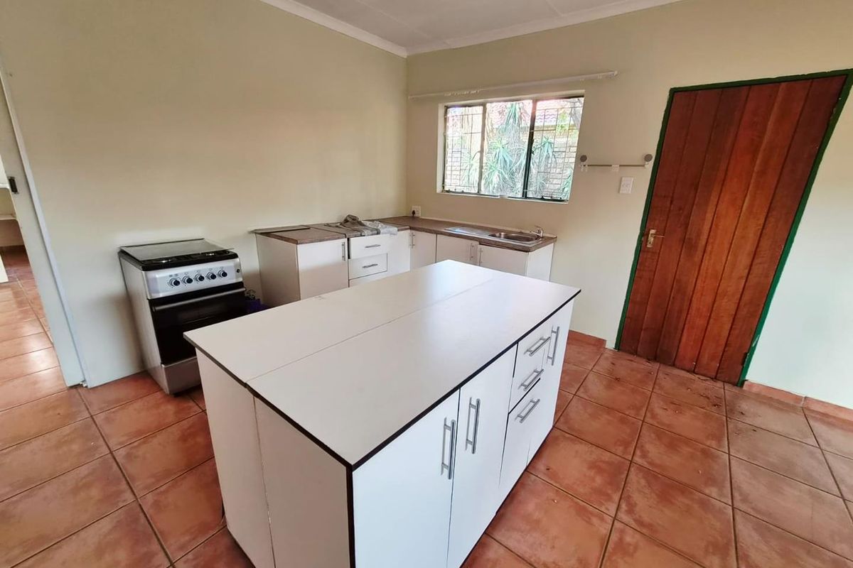 Spacious One-Bedroom Garden Cottage – Single Occupancy Only - Photo 2