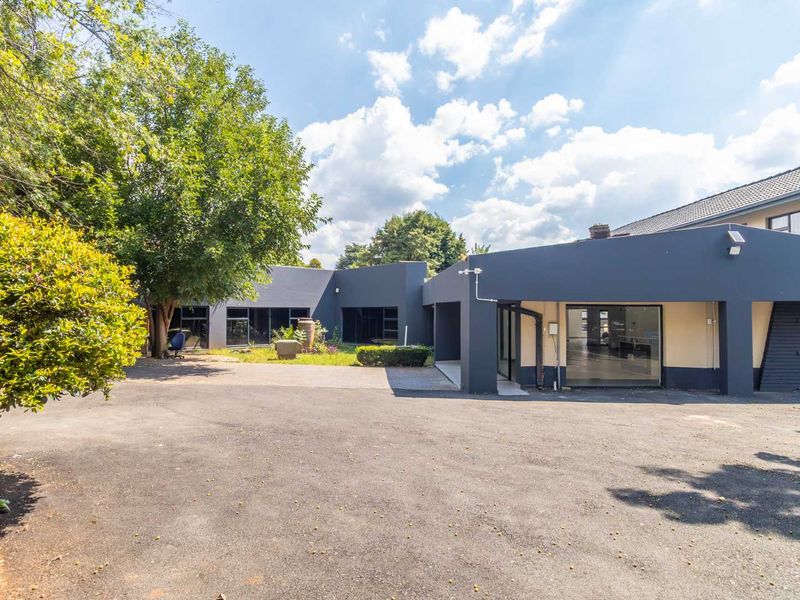 Move-In Ready: Modern Offices in Thriving Commercial Hub ! - Photo 3