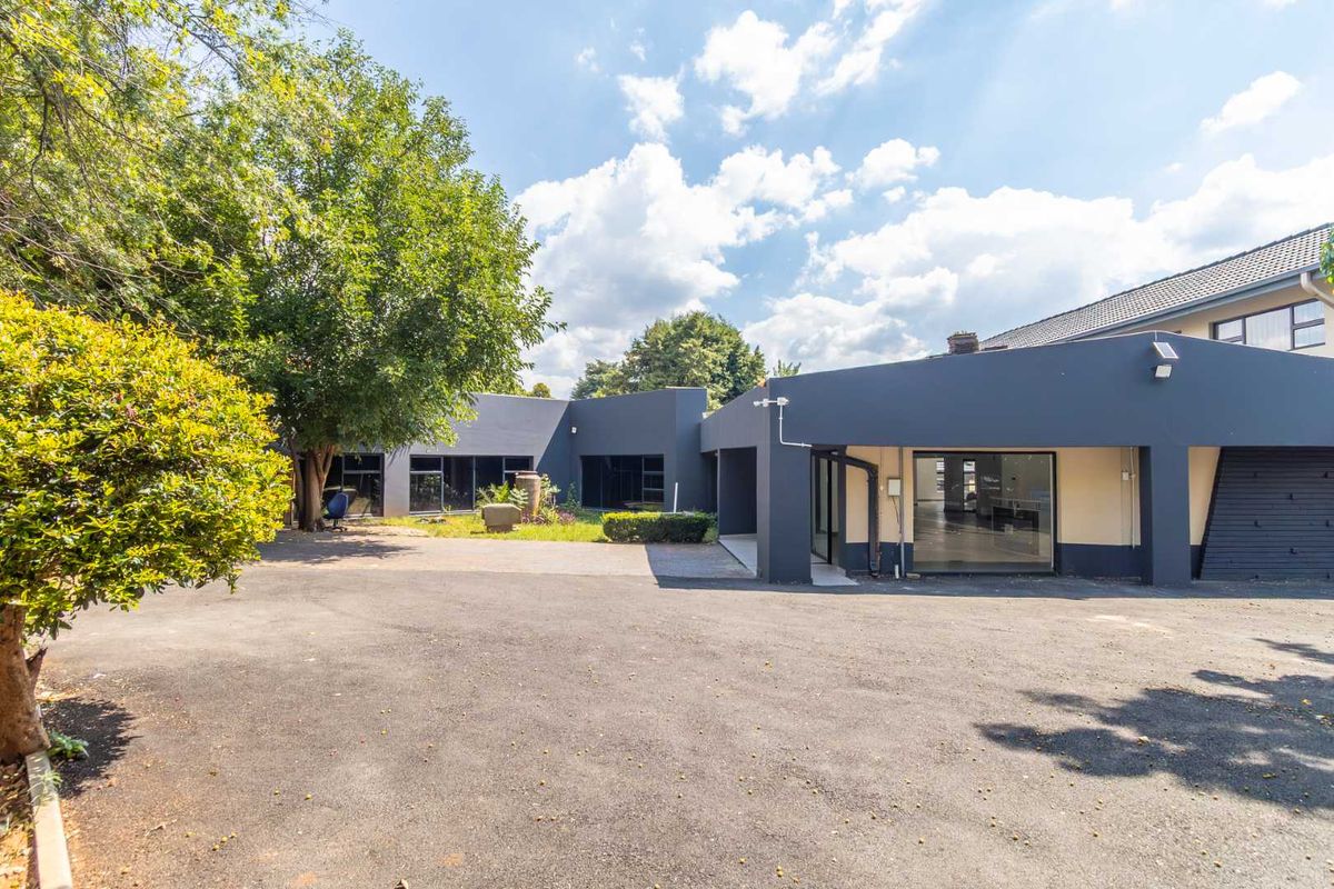 Move-In Ready: Modern Offices in Thriving Commercial Hub ! - Photo 3