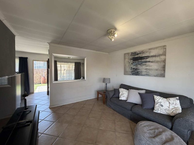 Charming 2-Bedroom Townhouse with Garden & Patio -  In a secure estate! - Photo 3