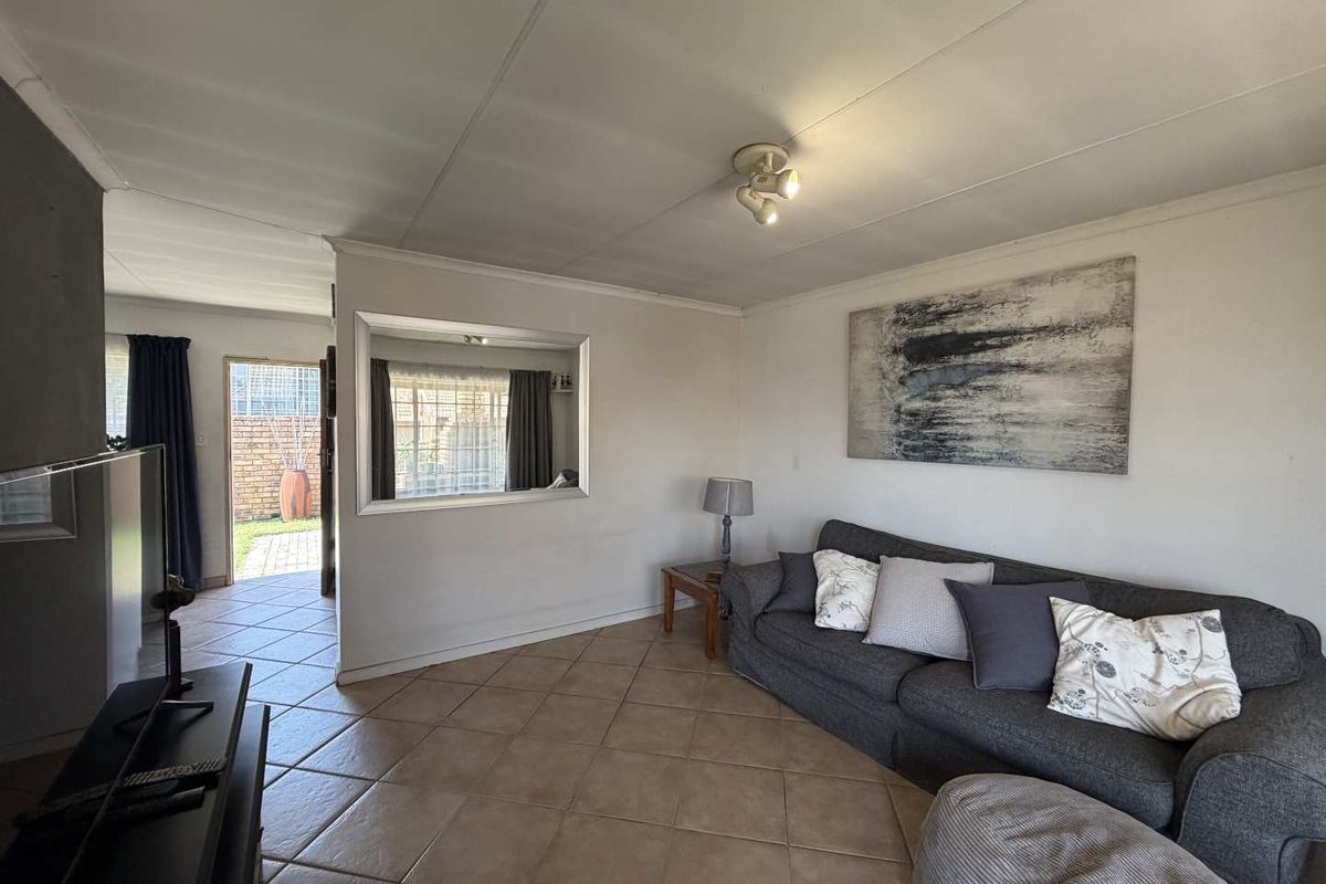 Charming 2-Bedroom Townhouse with Garden & Patio -  In a secure estate! - Photo 3