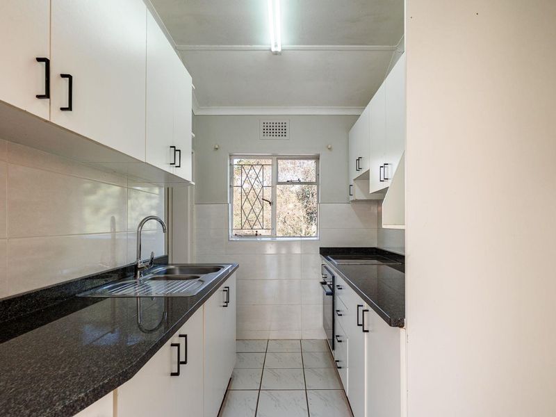 Spacious Second Floor Apartment in the Heart of Hillcrest - Photo 5