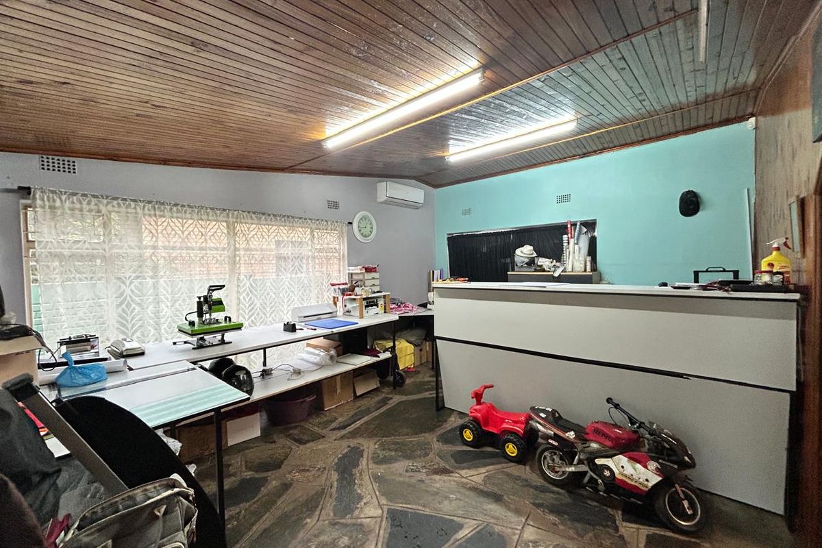 Cozy home with a swimming pool - Photo 2