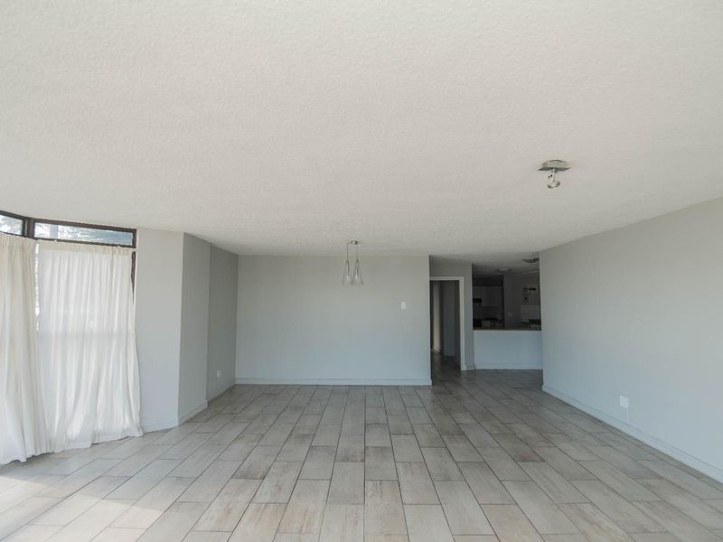 Spacious 142m2 Apartment in Twin Palms – Beachfront Living in Humewood - Photo 5