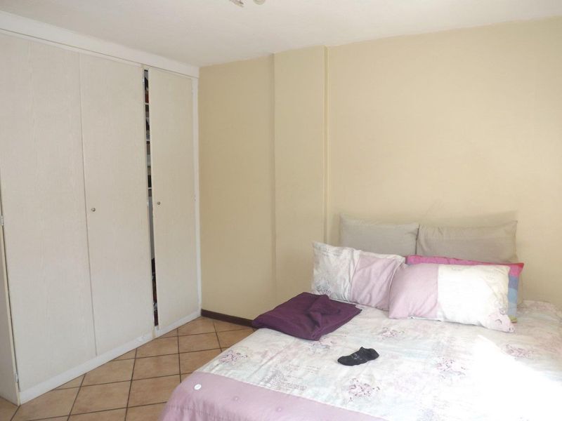 **Charming 2 Bedroom Apartment in a Popular Area** - Photo 10